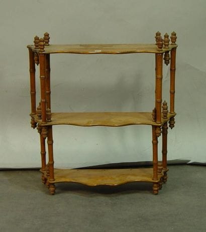 312- Etagère d'applique à trois plateaux