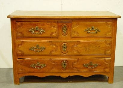 316- Commode en bois mouluré et décor de...