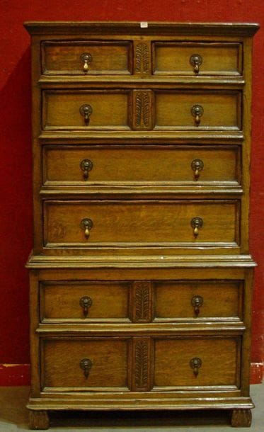 317- Cabinet en bois mouluré

Il ouvre à...