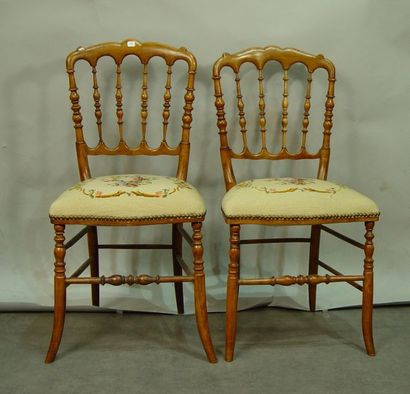 328- Paire de chaises en bois clair

Couverture...