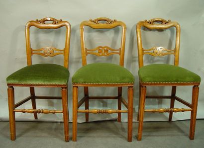 329- Trois chaises en bois sculpté