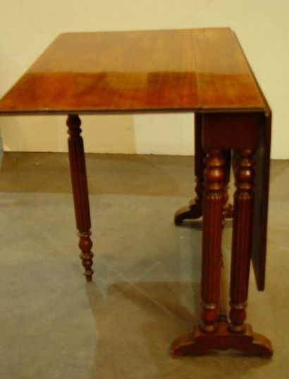 333- Table ''gate-leg'' en acajou