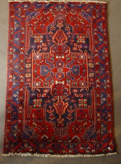
Tapis Persan à décor d’un médaillon central               ...