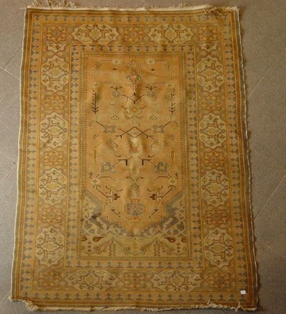 
Tapis Persan à décor stylisé de fleurs               ...