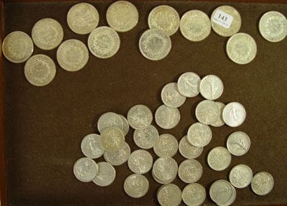 143- Trente-quatre pièces de 5 F en argent,...