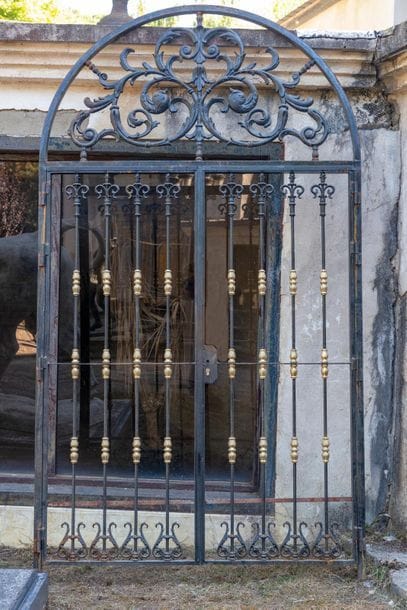 Élément d’architecture d’extérieur

1 grille...