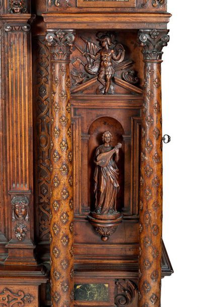 Amateur cabinet in moulded walnut, carved,...