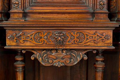 Amateur cabinet in moulded walnut, carved,...