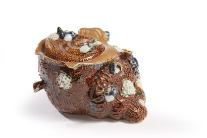 Covered pot in the shape of an elm tree in...