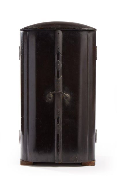 Butsudan in black lacquer, gold lacquered...