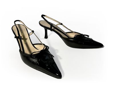 Chanel. Pair of black leather pumps T38.5...