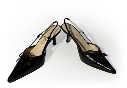 Chanel. Pair of black leather pumps T38.5...