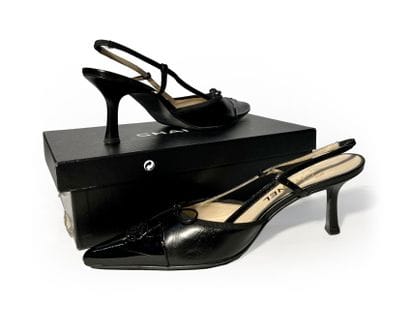 Chanel. Pair of black leather pumps T38.5...