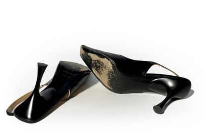 Chanel. Pair of black leather pumps T38.5...