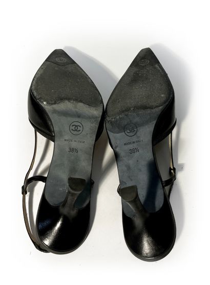 Chanel. Pair of black leather pumps T38.5...
