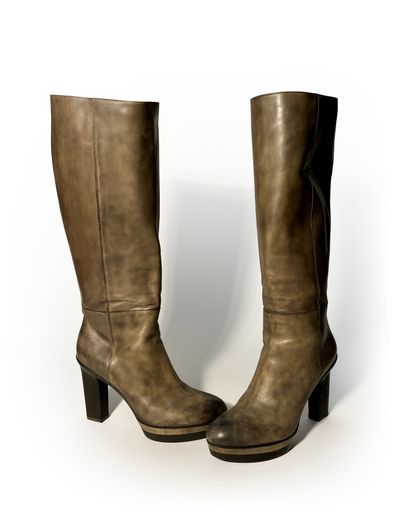 Santoni. Pair of grey leather boots size...