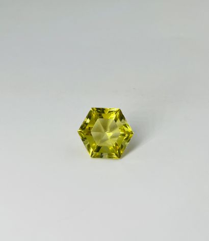 八角形黄水晶，重达16.32克拉。