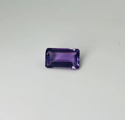 长方形切割紫水晶，重19.22克拉。