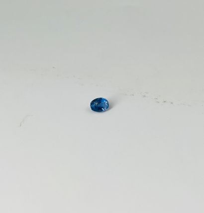 椭圆形蓝宝石，重1.34克拉，可能是锡兰未加热的蓝宝石