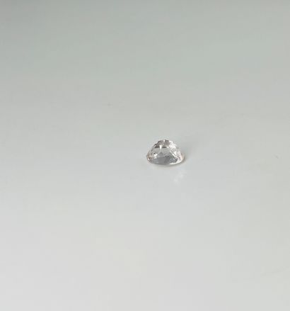 椭圆形摩根石，重达2.11克拉。