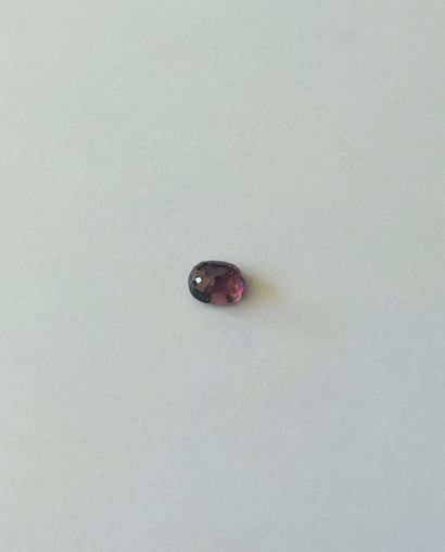 椭圆形紫色尖晶石，重1.88克拉 - 可能出处为缅甸 - 未经加热 - 未经处理。尺寸：7.47...