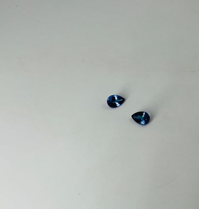 一对梨形切割坦桑石，总重2.54克拉。 附有AIG证书，证明宝石的性质。
