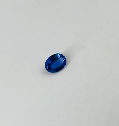 椭圆形坦桑石，重达7.05克拉。附有AIG证书。
