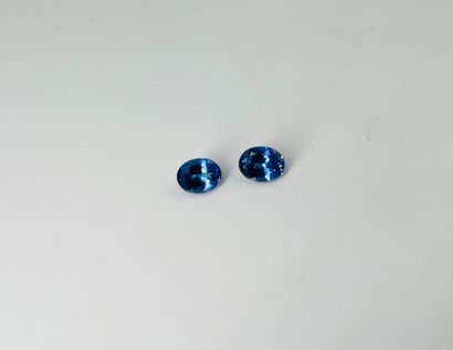 一对椭圆坦桑石，总重3.23克拉。附有AIG证书。
