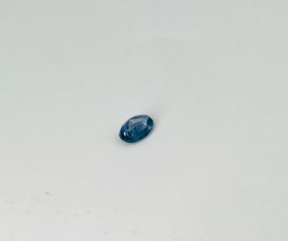 椭圆形蓝宝石，重2.83克拉，可能是锡兰未加热的蓝宝石