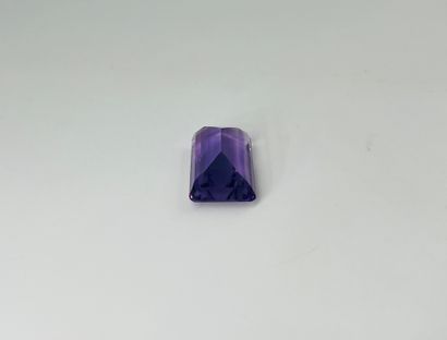 长方形切割紫水晶，重19.22克拉。