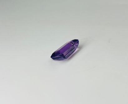长方形切割紫水晶，重19.22克拉。