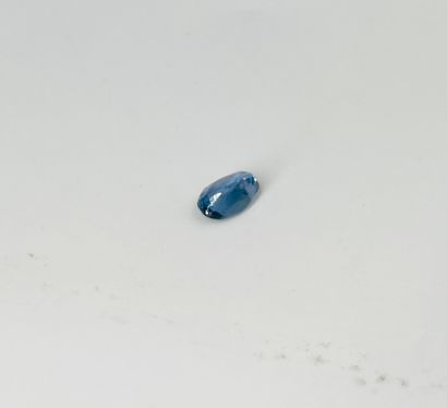 椭圆形蓝宝石，重2.83克拉，可能是锡兰未加热的蓝宝石