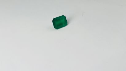 长方形的祖母绿，侧面切割，重达5.13克拉。附有GIA证书，表明有中等程度的涂油...