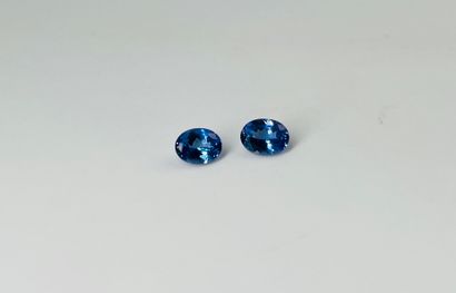 一对椭圆坦桑石，总重3.23克拉。附有AIG证书。