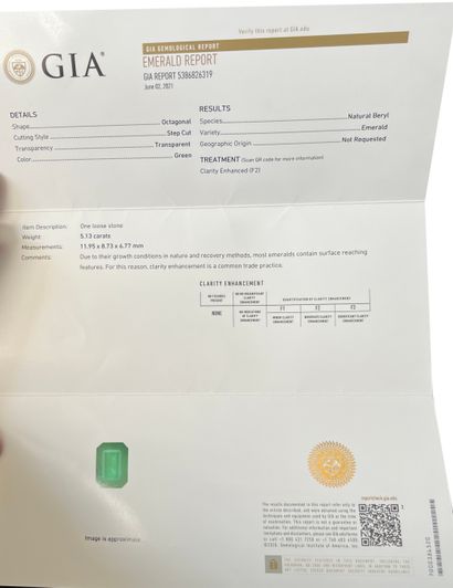 长方形的祖母绿，侧面切割，重达5.13克拉。附有GIA证书，表明有中等程度的涂油...