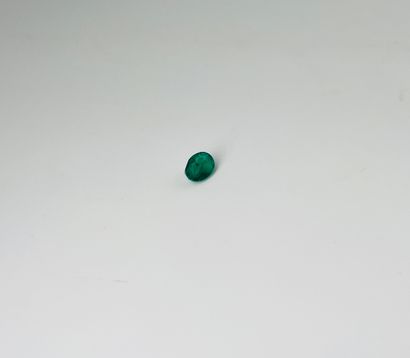 椭圆形绿宝石，重1.45克拉。