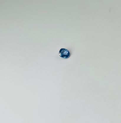 枕形蓝宝石，重约1克拉，可能是锡兰的未加热蓝宝石