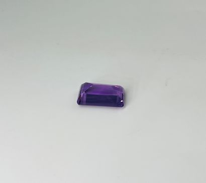 长方形切割紫水晶，重19.22克拉。