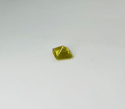 柠檬石英圆形刻面，重达15.61克拉。