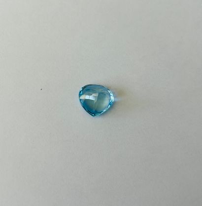 梨形切割的蓝色托帕石，重11.11克拉 - 可能出处为巴西 尺寸：14.19 x...