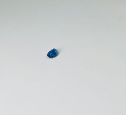 椭圆形蓝宝石，重1.34克拉，可能是锡兰未加热的蓝宝石