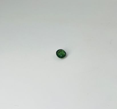 椭圆形的绿色蓝宝石，重达2.91克拉。