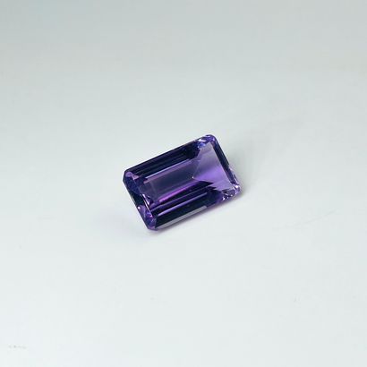 长方形切割紫水晶，重19.22克拉。