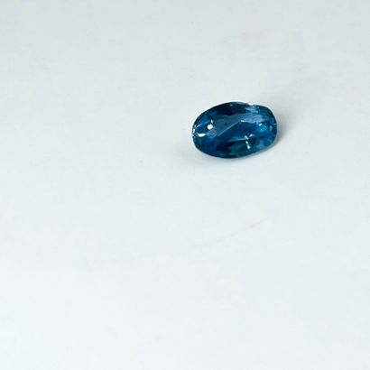 椭圆形蓝宝石，重2.83克拉，可能是锡兰未加热的蓝宝石