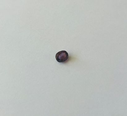 椭圆形紫色尖晶石，重1.88克拉 - 可能出处为缅甸 - 未经加热 - 未经处理。尺寸：7.47...