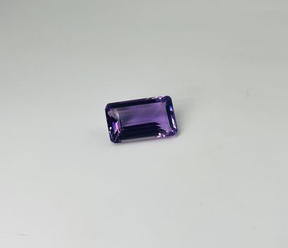 长方形切割紫水晶，重19.22克拉。