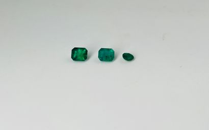 拍卖会上有三颗祖母绿，其中两颗是长方形切割，另一颗是圆形，总重3.11克拉。(筹...