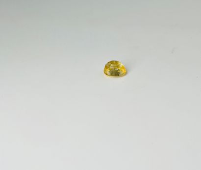 黄色枕形蓝宝石，重达4.80克拉。