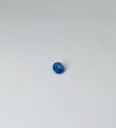 椭圆形蓝宝石，重1.11克拉。