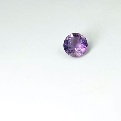 圆形紫水晶，重达4.46克拉。附有IDT证书